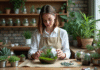 Jeune femme créant un terrarium dans un atelier parisien