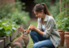 Jeune femme souriante avec un lapin dans un jardin bio